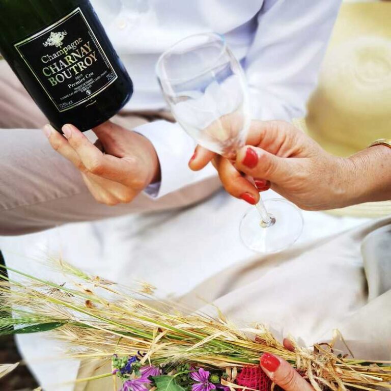 Bouteille de Cuvée Prestige lors d'un pique-nique champêtre