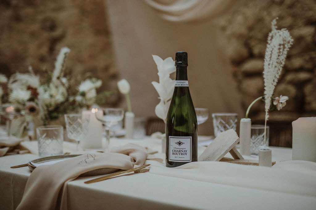 Table de mariage dressée avec une bouteille de Champagne Charnay Boutroy