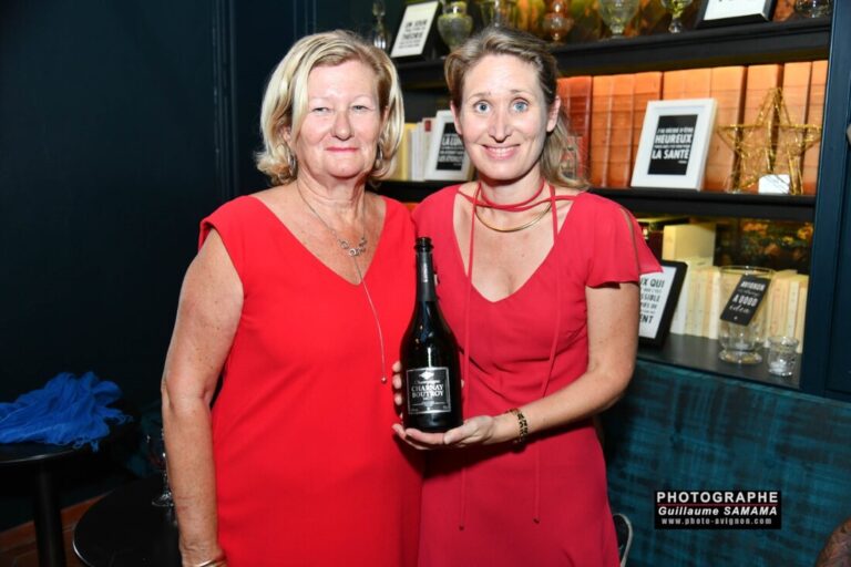 Céline Charnay-Boutroy et sa mère, bouteille à la main