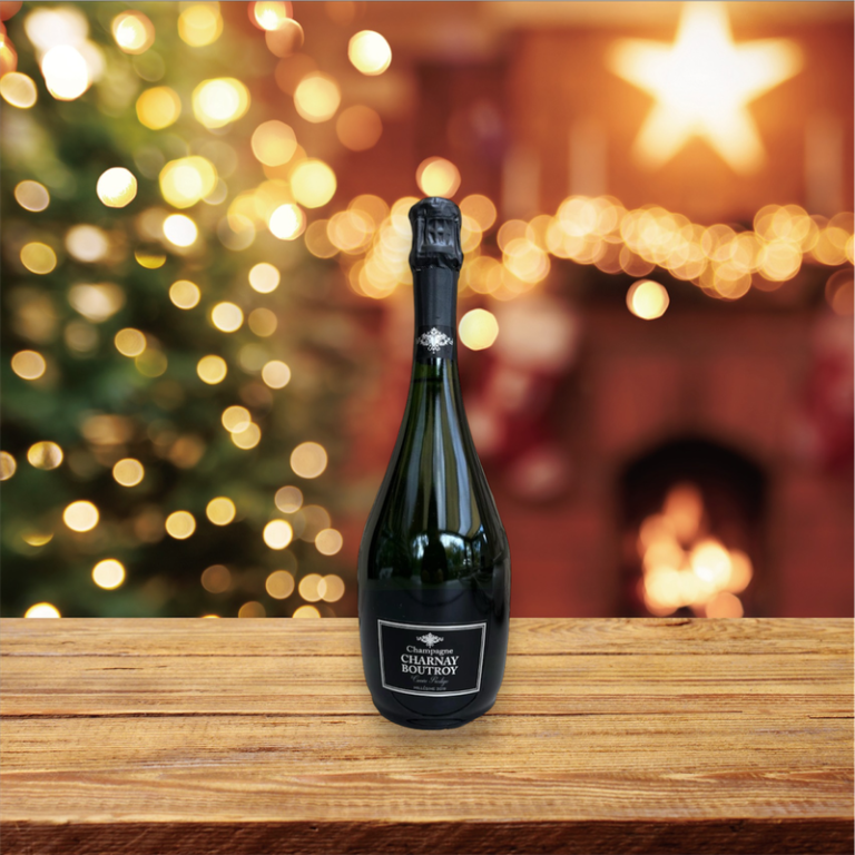 Bouteille de Cuvée Spéciale Prestige devant une guirlande lumineuse