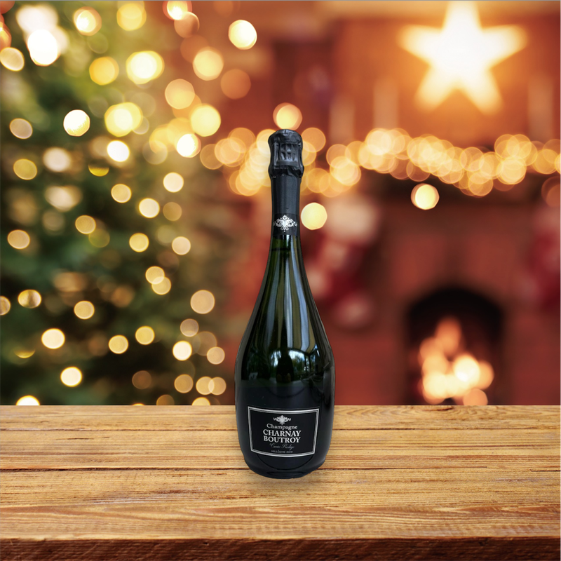 Bouteille de Cuvée Spéciale Prestige devant une guirlande lumineuse