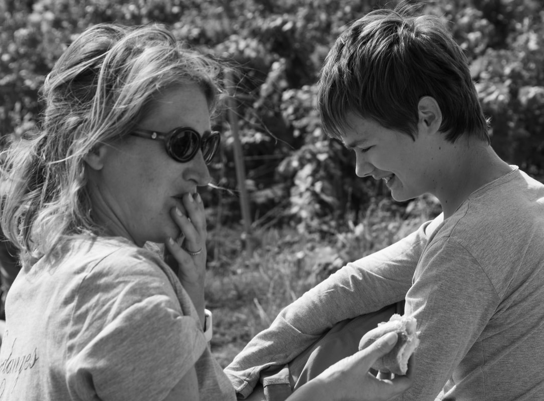 Vendanges en famille, photographie en noir et blanc